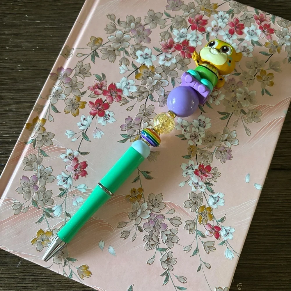 Disney Doorables: Zootopia: Officer Clawhauser roller skates handmade beaded pen
